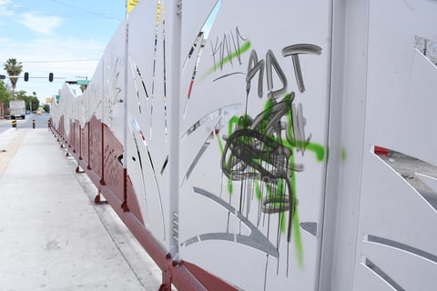 Mal aspecto. Así lucen desde hace tiempo varios de los parabuses debido a los grafiteros de todas las edades que en forma impune hacen sus pintas donde quieren.