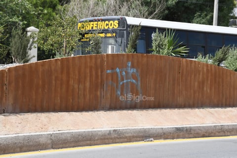 En el abandono. Deterioradas, abandonadas y con pintas se muestran las obras del Metrobús a lo largo de lo que sería su recorrido, tal como se puede apreciar en la fotografía captada por la lente de El Siglo de Torreón.