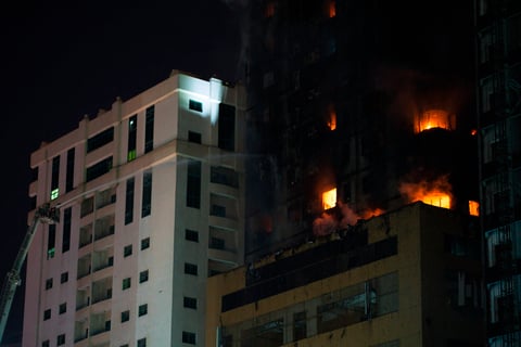 El fuego en la Torre Abbco de 48 pisos arrojó escombros sobre estacionamientos y calles cercanas. La torre de 190 metros (623 pies) de altura es uno de los edificios más altos en Sharjah, uno de los siete territorios gobernados por un jeque que comprenden los Emiratos.