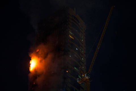 El incendio inició alrededor de las 9 de la noche, poco después de que terminaran la cena “iftar” quienes hacen ayuno para el mes sagrado del ramadán. Por lo menos siete personas sufrieron lesiones menores a causa del incendio, informó en Twitter la oficina de prensa del gobierno de Sharjah.