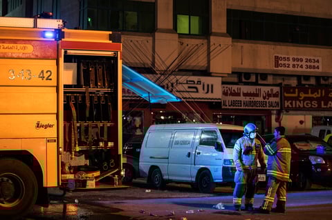 El sirio Fadlallah Hassoun, quien recién había terminado su comida iftar del día en su departamento en la torre, le dijo a The Associated Press que en un principio pensó que la alarma contra incendios era una prueba. Mecía a su gato blanco Vodka, a quien rescató del edificio.