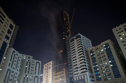 El sirio Fadlallah Hassoun, quien recién había terminado su comida iftar del día en su departamento en la torre, le dijo a The Associated Press que en un principio pensó que la alarma contra incendios era una prueba. Mecía a su gato blanco Vodka, a quien rescató del edificio.