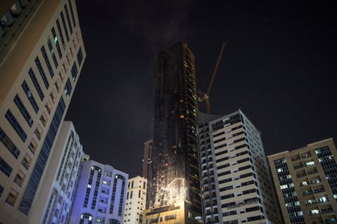 Muchos más salieron de forma similar del edificio, sin nada más que sus mascarillas requeridas durante la pandemia.