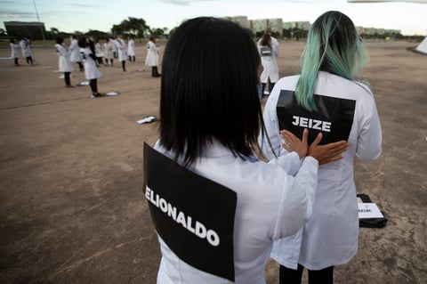 Honran a personal médico víctimas del coronavirus en Brasil
