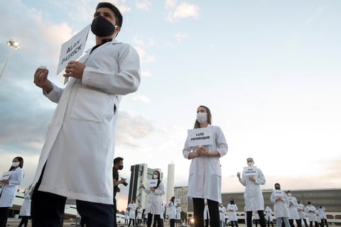 Honran a personal médico víctimas del coronavirus en Brasil
