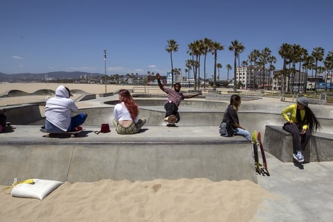 Venicia (Estados Unidos), 13/05 / 2020.- Un patinador que lleva una máscara facial se presenta en el skatepark junto a la playa mientras las playas del condado de Los Ángeles vuelven a abrir hoy en medio de la pandemia de coronavirus en Venice, California, EE. UU., 13 de mayo de 2020.