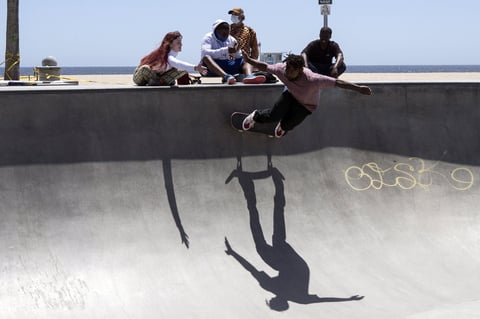 Venicia (Estados Unidos), 13/05 / 2020.- Un patinador que lleva una máscara facial se presenta en el skatepark junto a la playa mientras las playas del condado de Los Ángeles vuelven a abrir hoy en medio de la pandemia de coronavirus en Venice, California, EE. UU., 13 de mayo de 2020.
