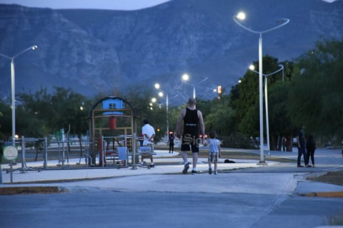 Los niños. Padres de familia acuden al espacio público con menores de edad para distraerse del encierro social impuesto por las autoridades, aunque lo hacen sin tomar medidas preventivas.