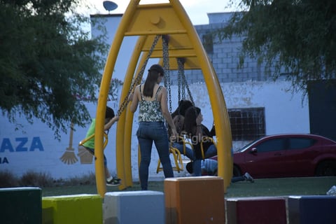 De paseo. Diariamente, el área de juegos infantiles se ve ocupada por los infantes y su madres, quienes no portan ninguna medida de protección.