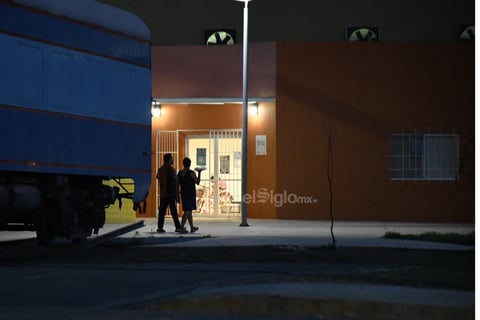La alberca. Durante el recorrido, se pudo observar una luz encendida dentro de la recepción de la alberca, lo que indica que hay actividad pese a las restricciones de mantener los espacios recreativos cerrados.
