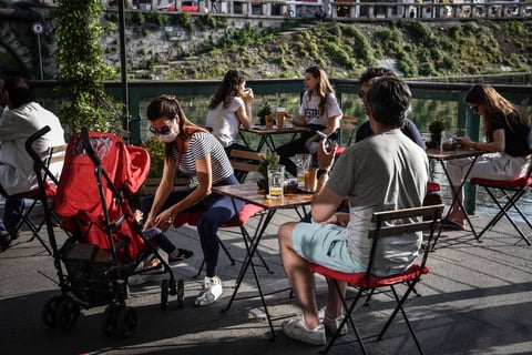 Comercios, restaurantes, hoteles, peluquerías, museos y hasta las playas se sumaban hoy a los lugares abiertos