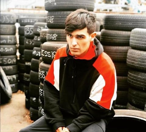 Adriel Favela, uno de los nuevos talentos del género regional mexicano.