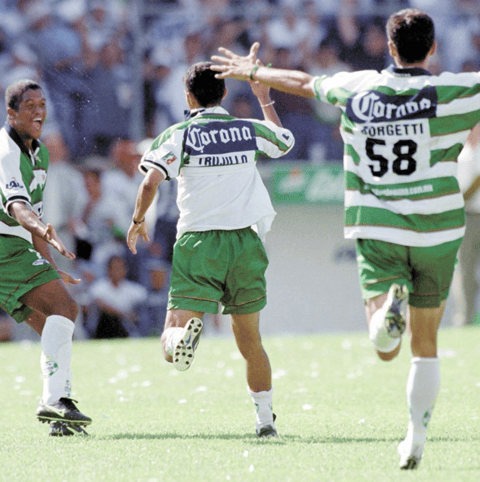 En la batalla por el título Santos se midió al Pachuca, y tras caer 2-1 en el juego de ida, logró el título imponiéndose 3-1 en la vuelta gracias a los tantos de Borgetti, Mariano Trujillo y Robson Luiz, haciendo estallar el viejo Estadio Corona en una calurosa tarde.