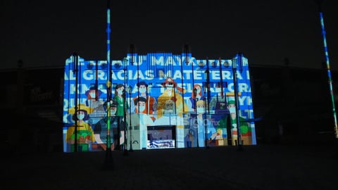 'Unidos venceremos', 'Nuestros guerreros hoy usan bata', 'Son nuestro orgullo' y 'Gracias' son algunos de los mensajes que 'visten' los edificios.