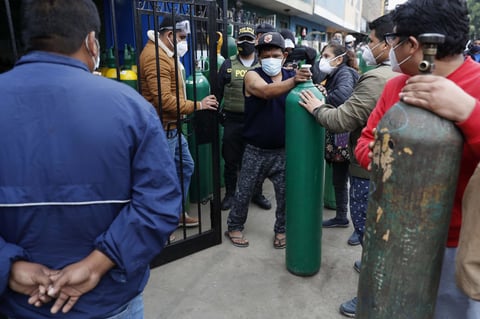 Desesperación y largas filas para comprar oxigeno en Perú a precios inflados