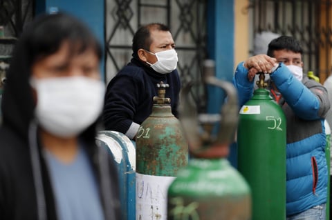 Desesperación y largas filas para comprar oxigeno en Perú a precios inflados