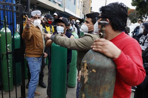 Desesperación y largas filas para comprar oxigeno en Perú a precios inflados