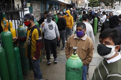 Desesperación y largas filas para comprar oxigeno en Perú a precios inflados