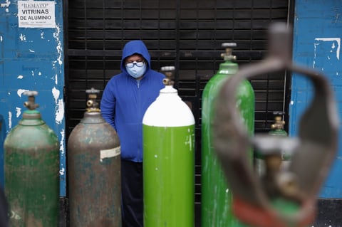 Desesperación y largas filas para comprar oxigeno en Perú a precios inflados
