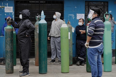 Desesperación y largas filas para comprar oxigeno en Perú a precios inflados