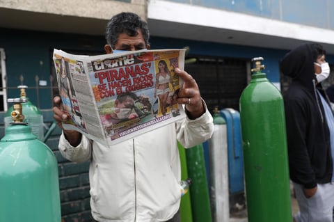 Desesperación y largas filas para comprar oxigeno en Perú a precios inflados