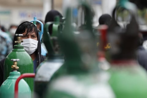 Desesperación y largas filas para comprar oxigeno en Perú a precios inflados