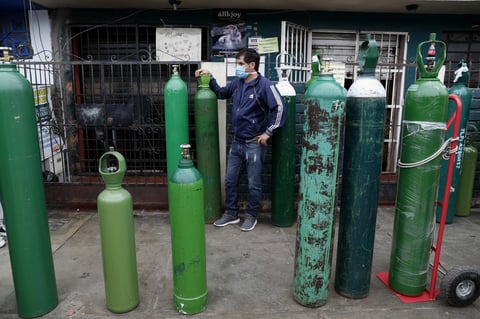 Desesperación y largas filas para comprar oxigeno en Perú a precios inflados