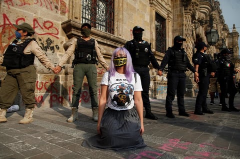 Quemando pancartas y exigiendo justicia cierra protesta por Giovanni López en Guadalajara