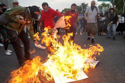 Quemando pancartas y exigiendo justicia cierra protesta por Giovanni López en Guadalajara