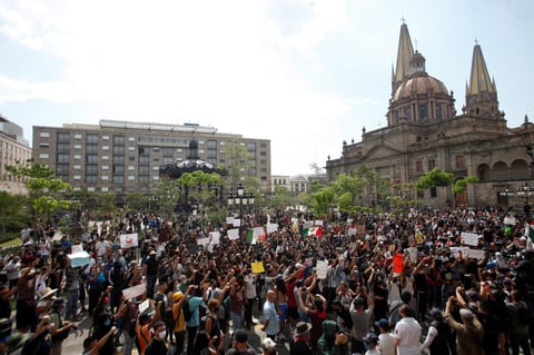 Quemando pancartas y exigiendo justicia cierra protesta por Giovanni López en Guadalajara