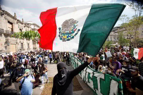 Quemando pancartas y exigiendo justicia cierra protesta por Giovanni López en Guadalajara