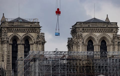 La estructura de metal pesa más de 200 toneladas.