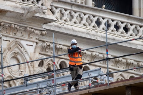 Los técnicos accederán al interior de la catedral con una cuerda para desmantelar los 40,000 tubos, uno por uno.