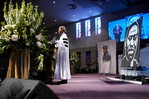 Quienes pasaron por el atril montado en el altar de la iglesia, frente al féretro en que reposan los restos de Floyd, flaqueados por dos retratos suyos pintado con alas de ángel y con un halo de santidad sobre su gorra de pelotero, expresaron su compromiso de seguir luchando para erradicar la violencia racial en Estados Unidos.