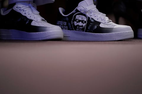 'Yo sí puedo respirar (...) sin justicia no puede haber paz', dijo una sobrina de Floyd, antes de que uno de sus hermanos tomase el micrófono y asegurase que 'la muerte de Big Floyd (como le llamaban debido a su elevada estatura) va a cambiar el mundo'.