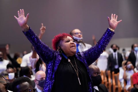 El reverendo Al Sharpton fue enumerando a afroamericanos que también murieron a manos de la policía, como Trayvon Martin, Eric Garner, Botham Jean, Pamela Turner, Michael Brown o Ahmaud Arbery, a cuyos familiares, que estaban presentes, pidió uno a uno que se levantaran, acabando todos los congregados en pie y aplaudiendo.