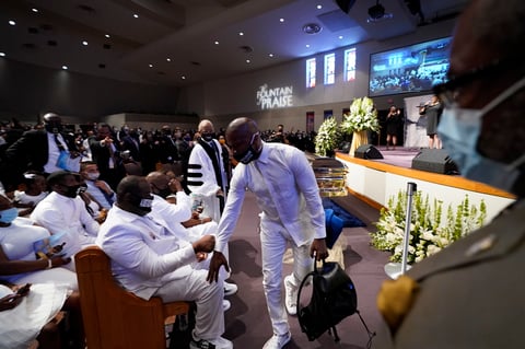 Tras la ceremonia, pagada íntegramente por el boxeador estadounidense Floyd Mayweather, los restos de George Floyd fueron trasladados en un carromato blanco tirado por caballos, en un largo cortejo fúnebre, hasta el cementerio Houston Memorial Garden, para ser inhumados junto a los de su madre.