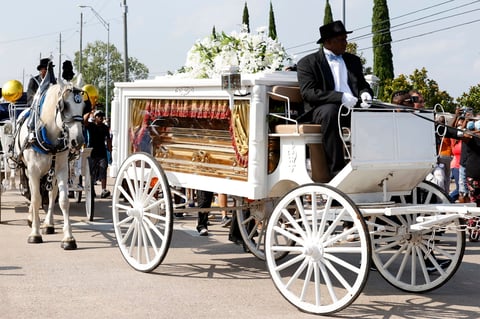 A estos servicios fúnebres privados en honor a Floyd, después del velatorio del este lunes en el mismo templo y el funeral que tuvo lugar el jueves pasado en Minneapolis, asistieron unas 500 personas por estricta invitación de la familia, una cuarta parte del aforo debido a la pandemia del coronavirus.