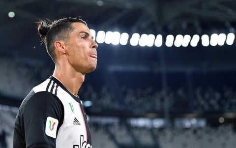 Los dos equipos se colocaron en el centro del campo junto al equipo arbitral y a tres miembros del cuerpo sanitario italiano y, con las luces del estadio apagadas, se unieron en un sentido minuto de reflexión.