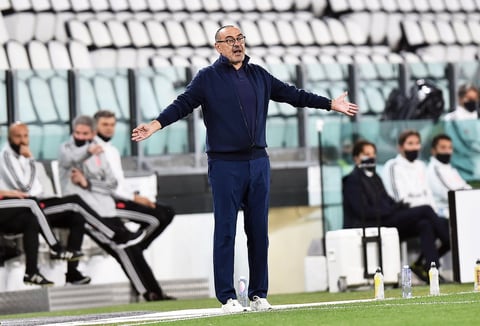 Con un tridente ofensivo formado por Cristiano, Dybala y el brasileño Douglas Costa, el Juventus se adueñó del balón y, tras un aviso del extremo carioca a los 70 segundos de partido, consiguió un penalti en el 15 por un toque con un codo en el área de Andrea Conti. El colegiado revisó la acción al VAR y certificó la pena máxima para el cuadro juventino.