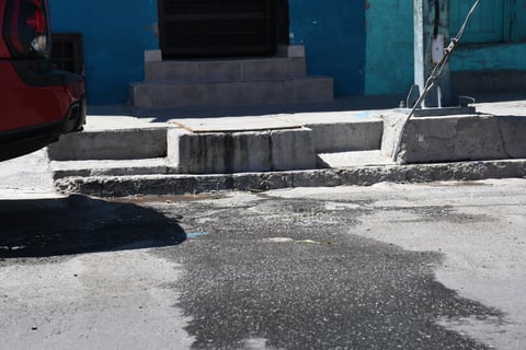 Problemas con el drenaje. En algunas calles también hay problemas con la red de drenaje. El agua sucia sale de alcantarillas o de los registros de las viviendas, representando un riesgo para la salud de los habitantes.