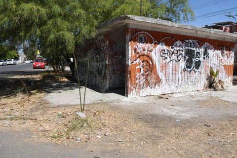 Abandono. La colonia tenía una caseta de vigilancia, la cual está abandonada y manchada con grafiti. Vecinos dicen que también es utilizada ocasionalmente como punto de reunión para realizar actividades ilícitas.