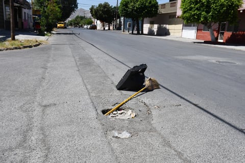 Sin señalamientos. Hay sectores donde las alcantarillas están a desnivel o sin tapa. Para evitar daños a los vehículos, los vecinos colocan objetos a manera de señalamiento.