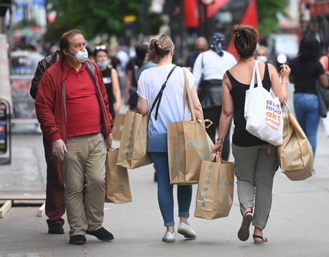 Se vivió una nueva normalidad en el regreso de las tiendas en Londres.