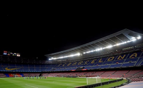 Pero llegó el momento de lucimiento para Messi, quien condujo el esférico quitándose rivales y al llegar al área fue derribado para que se marcara el penal que él mismo convirtió sin problemas para celebrar sus 699 dianas en partidos oficiales con su combinado nacional y el conjunto blaugrana.