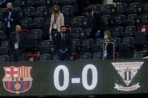 En la reposición, Javier Aguirre fue expulsado después de hacer reclamos al cuerpo arbitral.