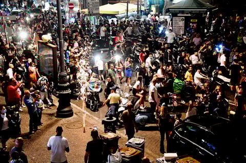 Aficionados del Nápoles recorren la ciudad en moto para celebrar 