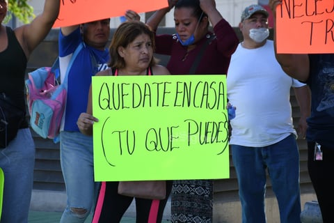Empleados de cantinas, bares, cervecerías y antros se plantaron en la Plaza Mayor.