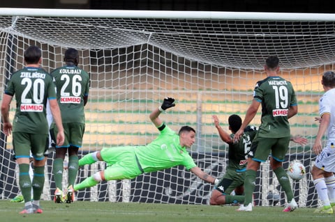 Napoli gana en la Serie A con gol del 'Chucky' Lozano