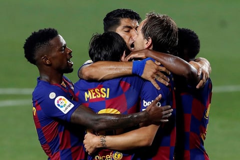 La victoria es un tanque de oxígeno para los azulgranas, que vuelven a la cima en la nueva normalidad de la liga española (después de un trimestre de suspensión debido a la pandemia por el coronavirus) al llegar a 68 puntos, tres más de los que tiene el cuadro merengue, que puede recuperar el sitio de honor hoy, si se impone ante el Mallorca.